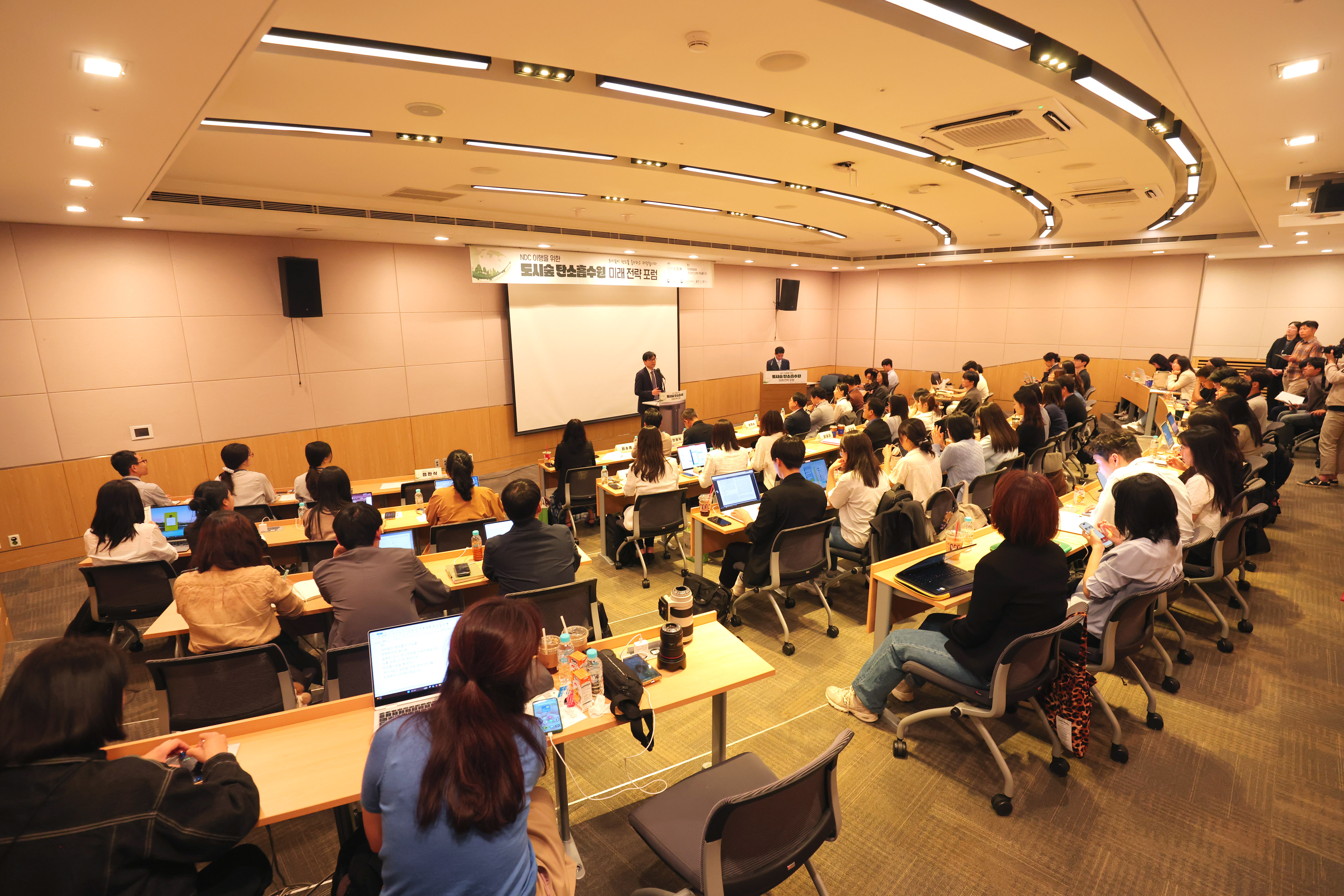 도시숲, 국가 탄소흡수원으로 역할 확대한다! - 국립산림과학원, 관측 기반 도시숲 탄소 연구성과 공유…민·관 협력과 정책 연계 방안 논의 이미지1